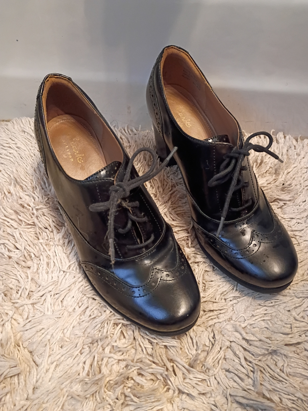 Clarks Artisan Black Leather Wingtip Lace-Up Heels Size 8M
